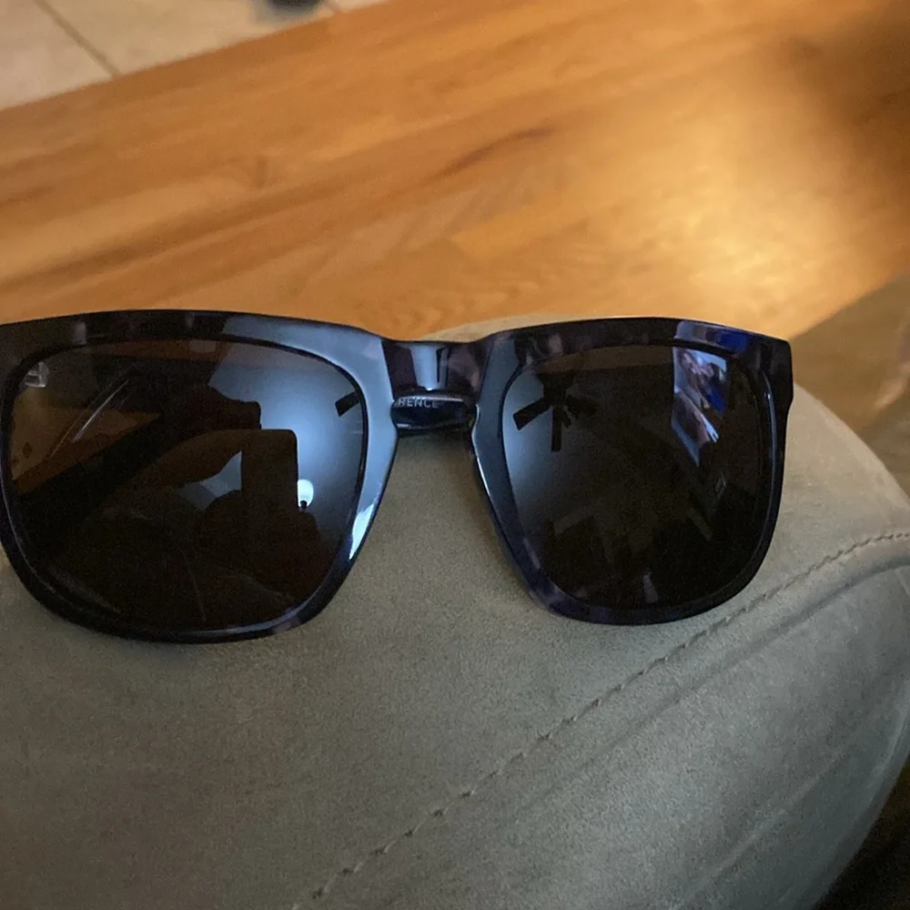 DIFF CHARITABLE EYEWEAR “JAKE” wayfarer style polarized sunglasses